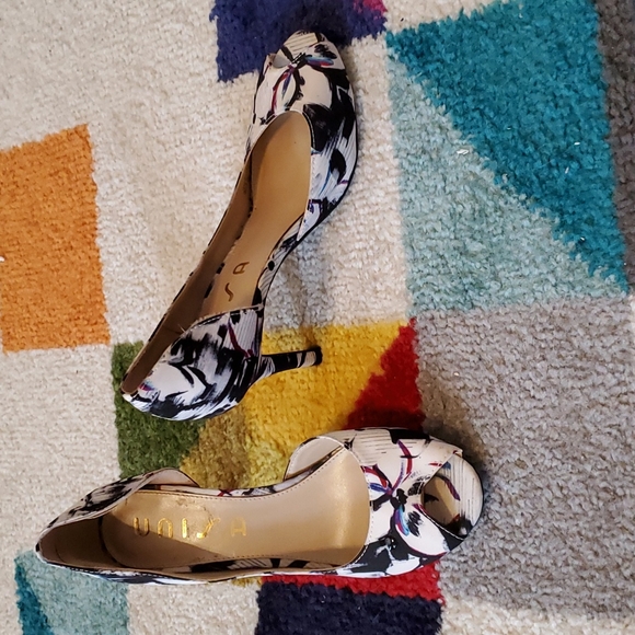 Beautiful Multi-Colored Floral Peep-Toe Heels from UNISA Size 6M - Picture 1 of 3
